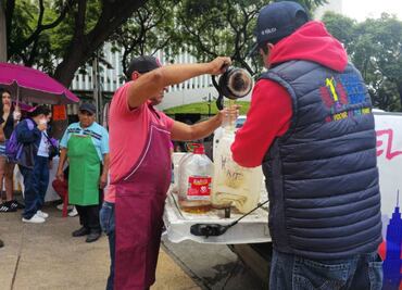 Alcaldía Cuauhtémoc coloca contenedores de captación de aceite de cocina para evitar taponamientos en coladeras