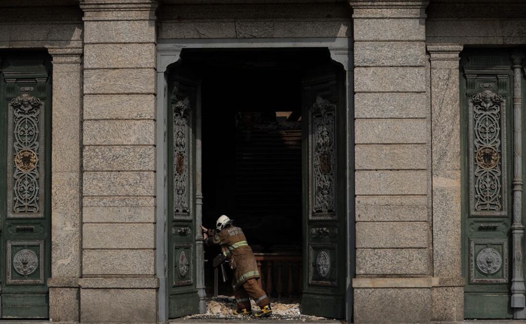 Un bombero trabaja en el Museo Nacional de Río de Janeiro donde la tarde del domingo se originó un incendio. EFE