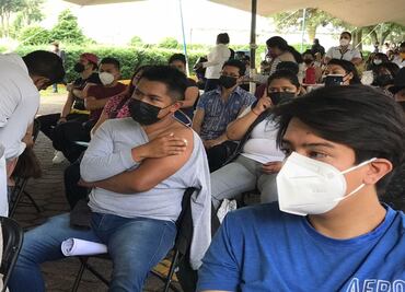 "A pesar de los nervios, aquí estoy”: Jesús acude a vacunarse contra Covid-19 en Naucalpan