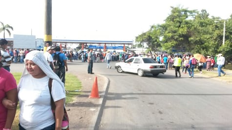 Maestros de Guatemala bloquean puente fronterizo en apoyo a CNTE