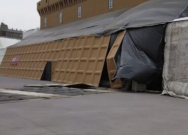 Fuertes vientos dañan estructura de réplica de la Capilla Sixtina; desalojan a visitantes
