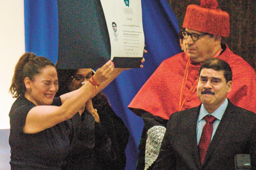En recuerdo. La madre de Norberto Ronquillo recibió el título póstumo de su hijo en la ceremonia de graduación. Foto: JUAN MARTÍNEZ. EL UNIVERSAL