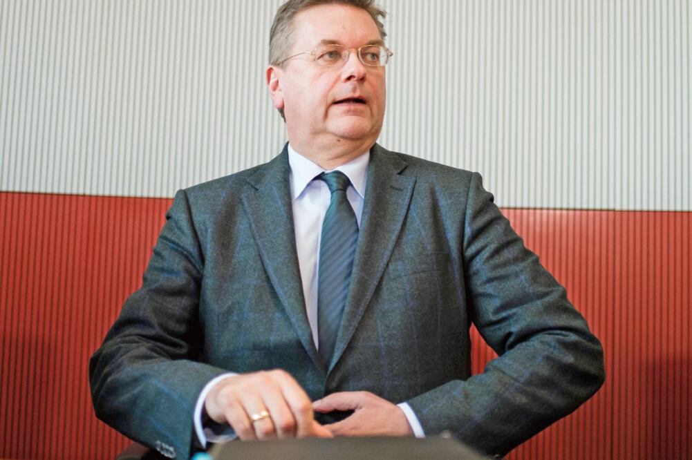 El presidente de la Federación Alemana intercede. (GREGOR FISCHER. AP)