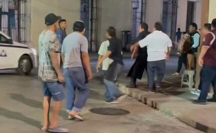 Meseros golpean a hombre en bar de Mérida, Yucatán, tras negarse a pagar la cuenta; se desconoce su estado de salud