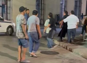 Meseros golpean a hombre en bar de Mérida, Yucatán, tras negarse a pagar la cuenta; se desconoce su estado de salud
