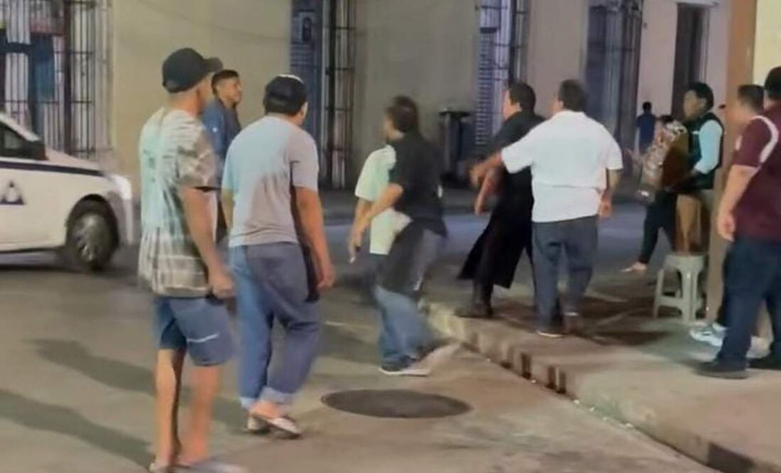 El pleito ocurrió en un bar frente al Bazar San Juan en el centro de Mérida, Yucatán cuando un hombre se negó pagar la cuenta (11/02/2025). Foto: Especial