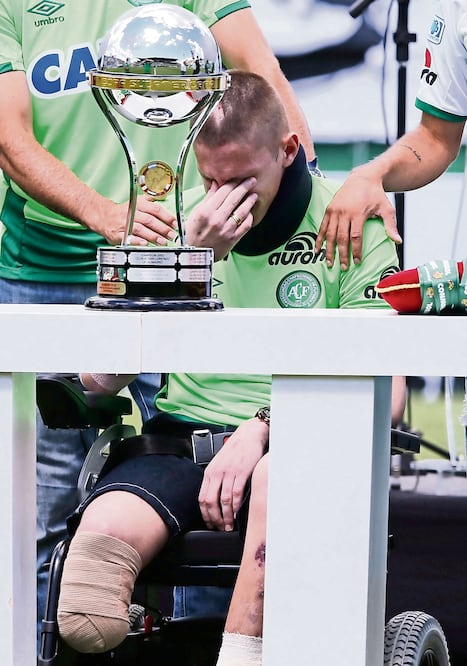 El portero Jackson Follmann lloró al entregarle el ansiado trofeo. (PAULO WHITAKER. REUTERS)