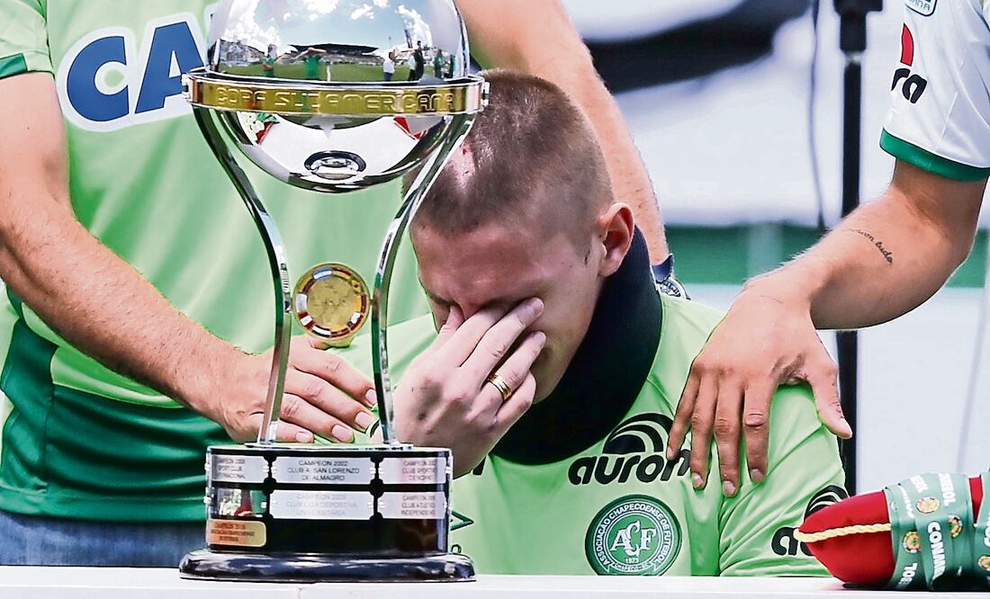 El portero Jackson Follmann lloró al entregarle el ansiado trofeo. (PAULO WHITAKER. REUTERS)