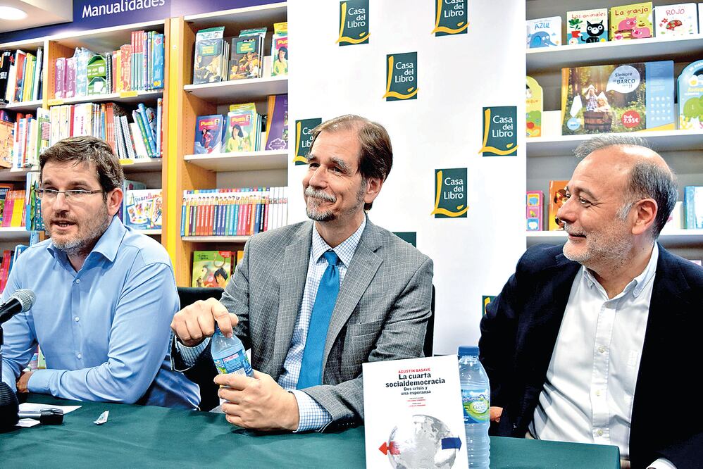 El presidente del PRD, Agustín Basave, presentó su libro La cuarta socialdemocracia. Dos crisis y una esperanza, en Madrid, España (ESPECIAL)