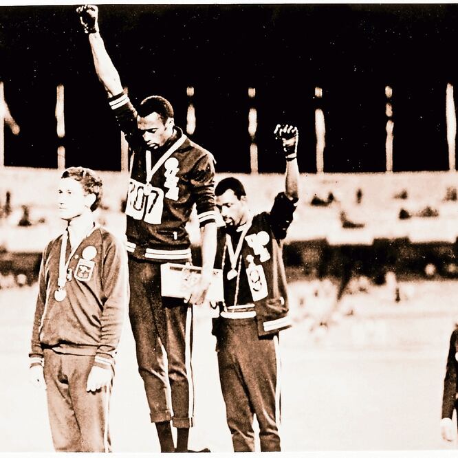 El puño derecho de Smith representaba el poder negro en EU; el derecho de Carlos la unidad de esa estirpe. (FOTOS: ARCHIVO. EL UNIVERSAL)