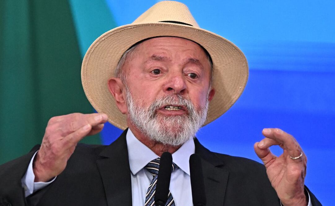 El presidente de Brasil, Luiz Inácio Lula da Silva, habla durante un acto este jueves, en el Palácio del Planalto en Brasilia (Brasil). Lula da Silva sancionó el reglamento de una amplia reforma tributaria, que simplificará gradualmente el actual sistema impositivo y ha tenido un amplio respaldo de todo el espectro político. Foto: EFE