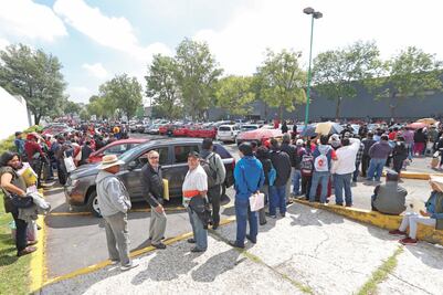 Saturan oficinas en primer día de reemplacamiento en Edomex