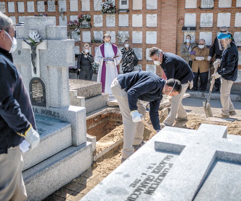 Una de las víctimas que dejó el coronavirus es enterrada en el cementerio Almudena, Madrid. El país tiene más de 8 mil 400 muertos por el Covid-19. OLMO CALVO. AP