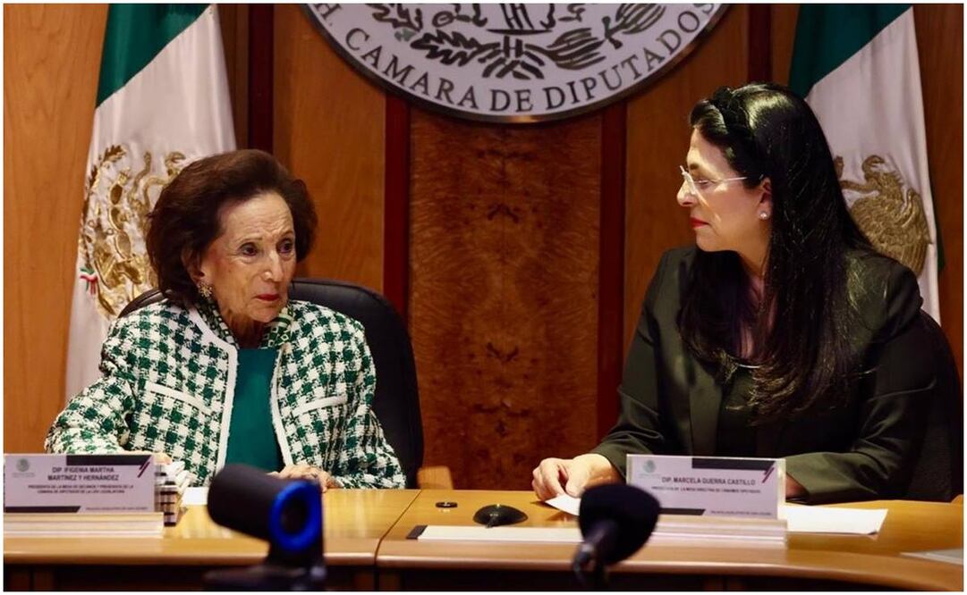 Marcela Guerra, presidenta saliente de la Mesa Directiva de la Cámara de Diputados, e Ifigenia Martínez, nueva presidenta de la Mesa Directiva. Foto: Especial