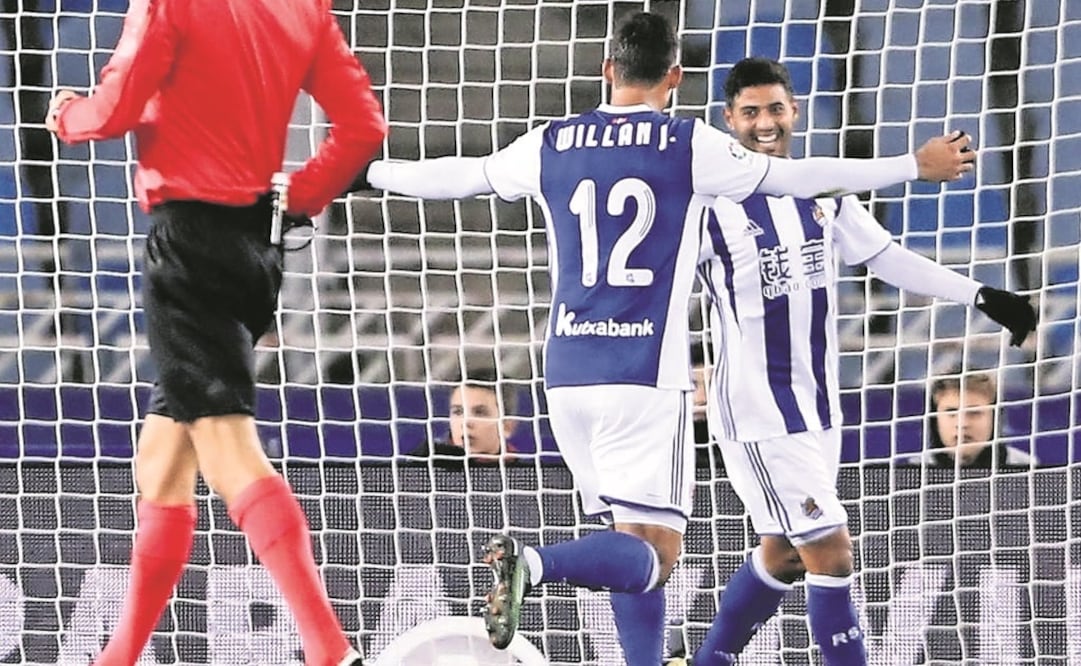 Carlos Vela festeja con Willian, que también anotó en el encuentro. (JUAN HERRERO. EFE)
