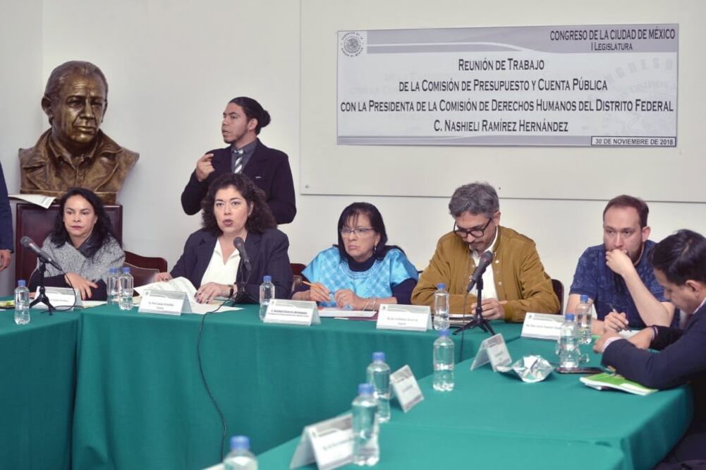 Nashieli Ramírez (centro), dijo que desaparecerán los puestos titulares en Comunicación, Tecnologías de la Información y Servicio Civil de Carrera. (CORTESÍA)