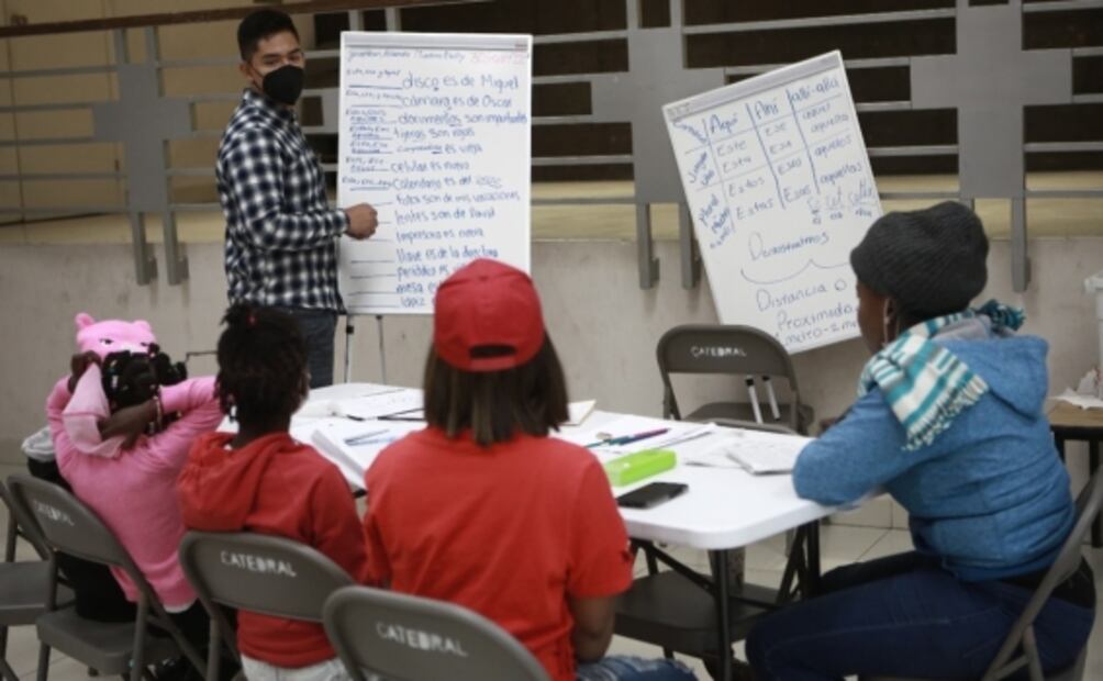 Migrantes haitianos enfrentan racismo e indiferencia aprendiendo español en Ciudad Juárez