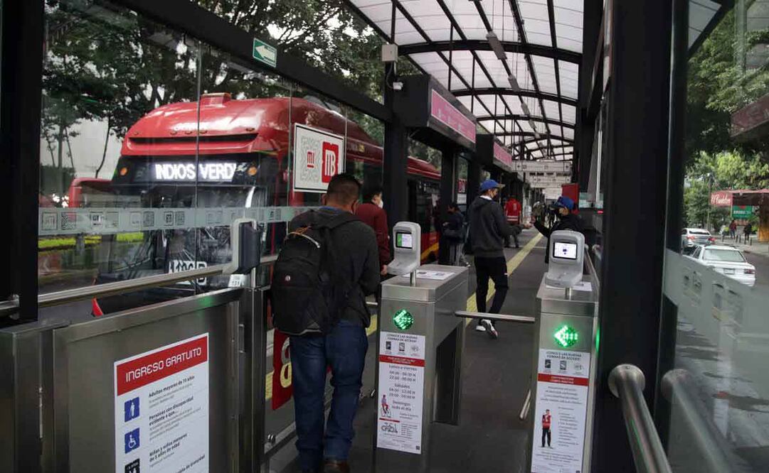 El secretario de movilidad de la capital, Andrés Lajous, y el director de Metrobus, Roberto Capuano, explicaron a los medios de comunicación los nuevos métodos de pago para subir al Metrobús de las líneas 1,2 y 3 en la estación Félix Cuevas, estos métodos son por tarjeta bancaria de débito o crédito, codi o reloj inteligente. Foto: Carlos Mejía.  30 de septiembre de 2021. Archivo EL UNIVERSAL.