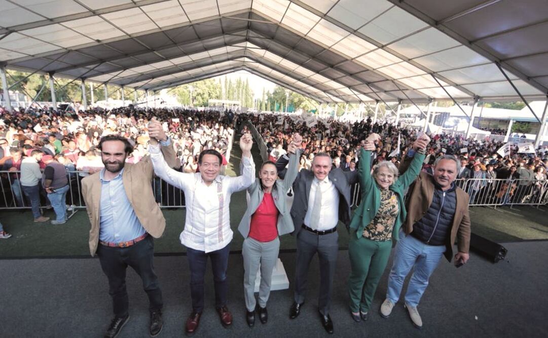 La jefa de Gobierno, Claudia Sheinbaum, recibió el apoyo del edil de Cuajimalpa, Adrián Rubalcava (a la der.), en el informe que dio. Foto: Especial.