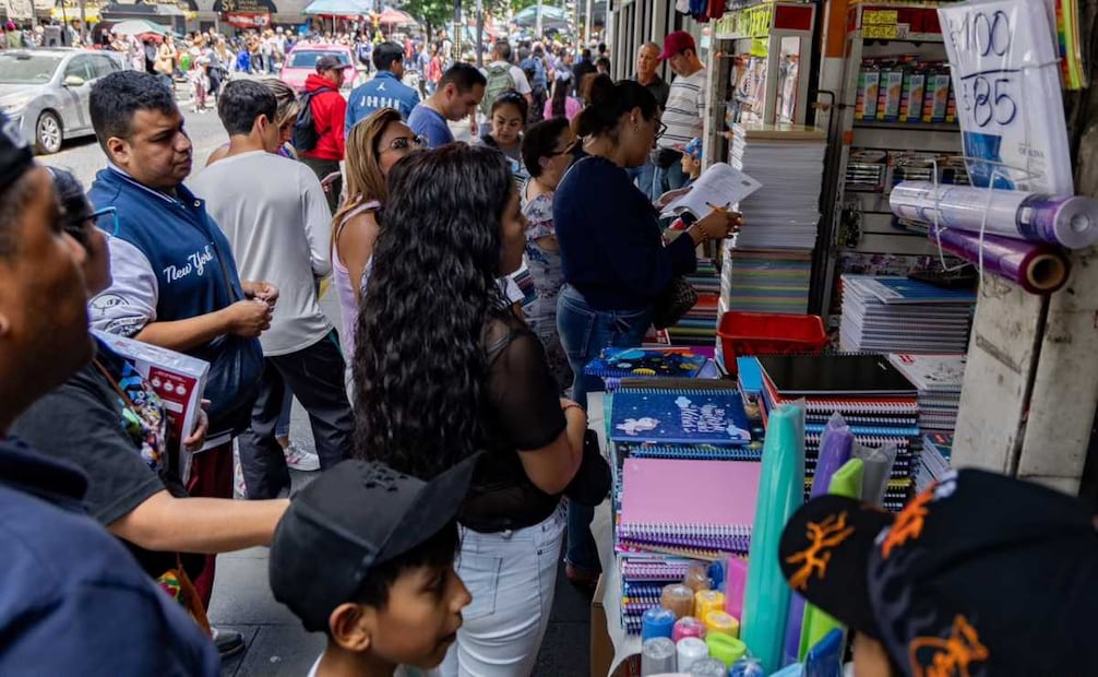 Compras escolares desbordan la calle Mesones; familias enfrentan listas más largas y precios más altos.
Foto: Hugo Salvador / EL UNIVERSAL