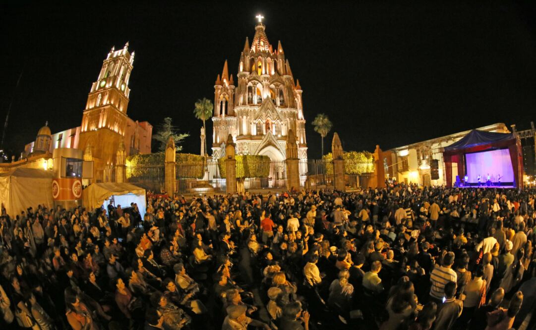 La Parroquia de San Miguel Arcángel, como fondo para una proyección del GIFF. (Foto: Cortesía GIFF)