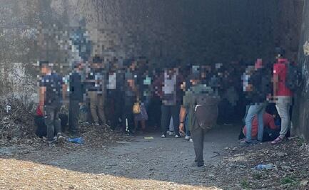 Abandonan en camión de carga a cien migrantes en Veracruz