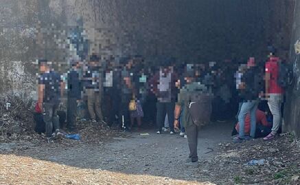 Abandonan en camión de carga a cien migrantes en Veracruz