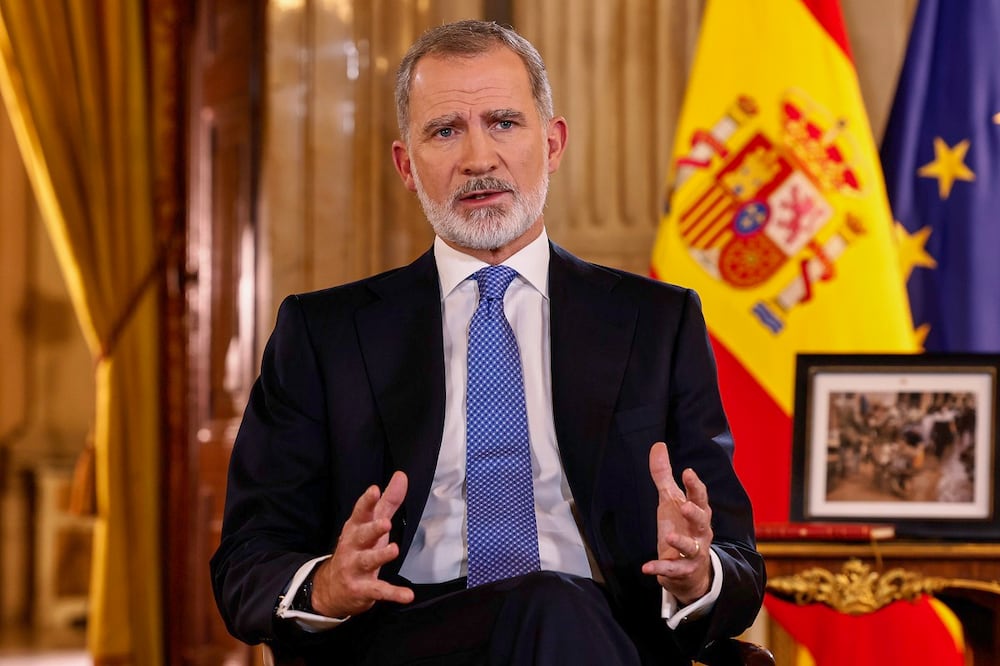 El rey Felipe VI en su tradicional mensaje de Navidad, grabado en el Salón de Columnas del Palacio Real. Foto: EFE