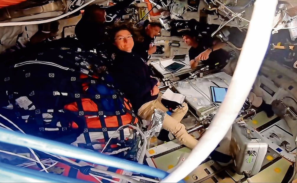 Los astronautas de Artemis II, al ser informados que marcaron récord en su distancia de la Tierra. Foto: NASA