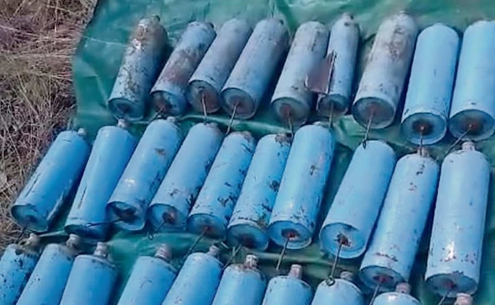 En la zona hallaron 120 cilindros de bombas caseras, 140 kilos de pólvora, 500 cartuchos de pegamento, así como galones con ácido sulfúrico, de
acuerdo con el secretario del Ejido de Guajes de Ayala, Javier Hernández Peña.