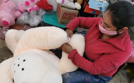 Pandemia no frena producción de muñecos de peluche en Xonacatlán