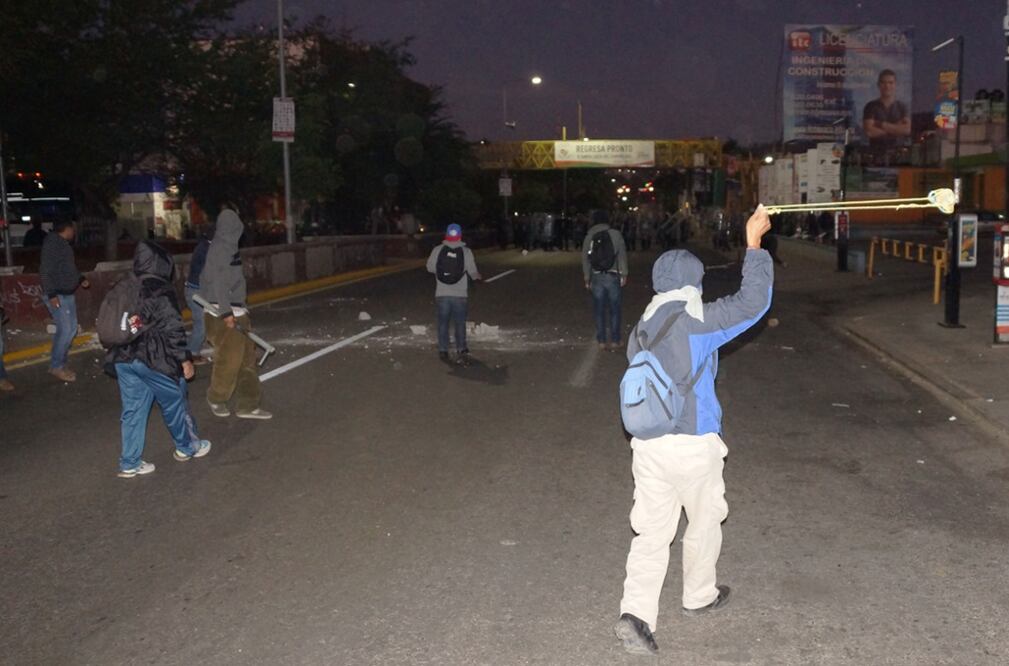 Esta mañana, maestros disidentes de la Coordinadora Nacional de Trabajadores de la Educación (CNTE) y Policías Federales se enfrentaron en la carretera internacional, a unos 500 metros del Instituto Estatal de Educación Pública de Oaxaca (IEEPO). Foto Edwin Hernández/EL UNIVERSAL