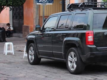 Multa por apartar lugares de estacionamiento con botes en la CDMX