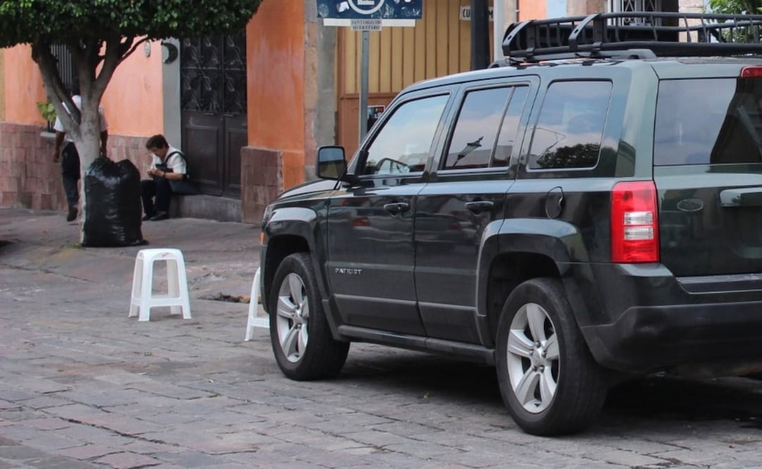 Apartar lugares de estacionamieento en las calles de la CDMX generan multas que te saldrán caras. Foto: El Universal.
