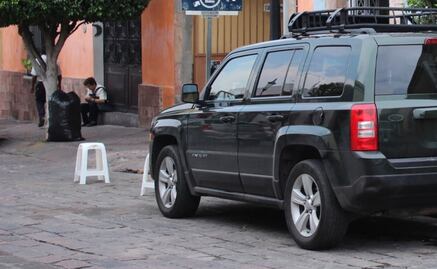 Multa por apartar lugares de estacionamiento con botes en la CDMX