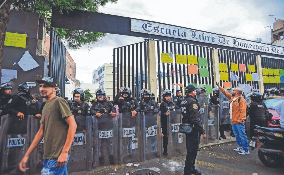 Ya había denuncias penales por la invasión de la Escuela Libre de Homeopatía, aseguró el secretario de Gobierno, César Cravioto. ARCHIVO EL UNIVERSAL