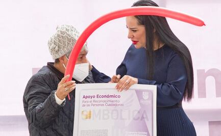 Sandra Cuevas entrega 800 tarjetas de apoyo económico a personas vulnerables en la Cuauhtémoc