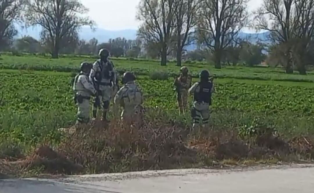 Elementos de Seguridad Física de Pemex acudieron al lugar para desactivar la toma clandestina, mientras que efectivos de la Guardia Nacional y militares acordonaron la zona (20/01/2025). Foto: Especial