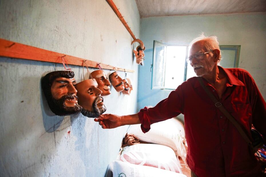 Las máscaras que Adán elabora son utilizadas en el carnaval afromestizo de Almolonga, en Guerrero, y El Carnaval de los Diablos, de Santiago Juxtlahuaca. Foto: Edwin Hernández