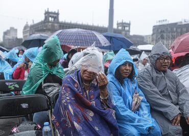 Sin importar la lluvia, cientos de personas esperan concierto de Lupita D’Alessio en el Zócalo; "me formé desde las 9 de la mañana": fan