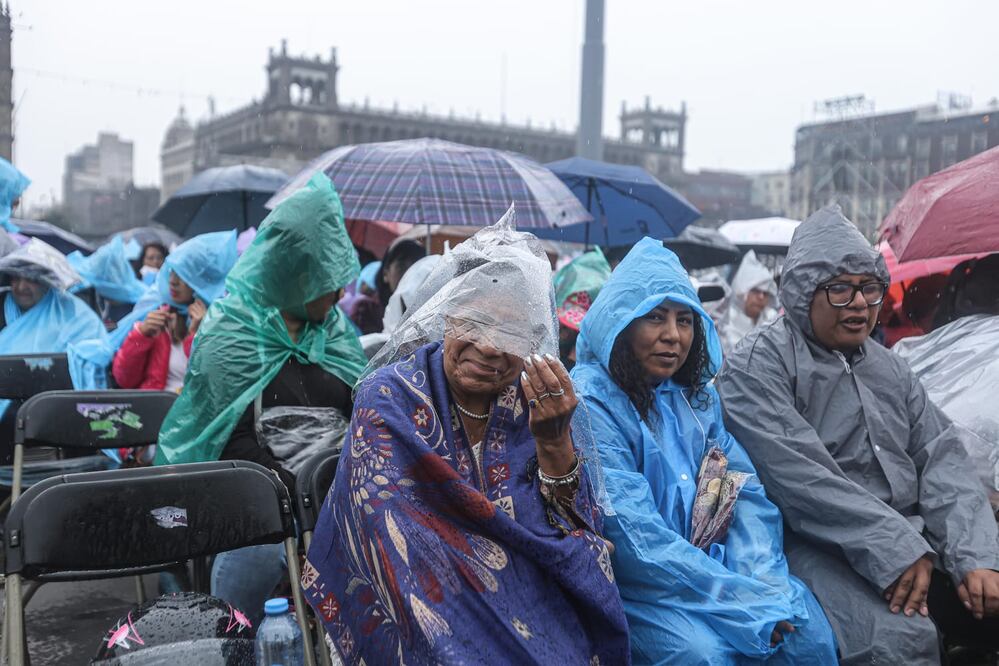Cientos de personas esperan bajo la lluvia el concierto de Lupita D’Alessio en el Zócalo de la Ciudad de México, para celebrar el Día de las Madres. (Foto: Gabriel Pano/ EL UNIVERSAL)