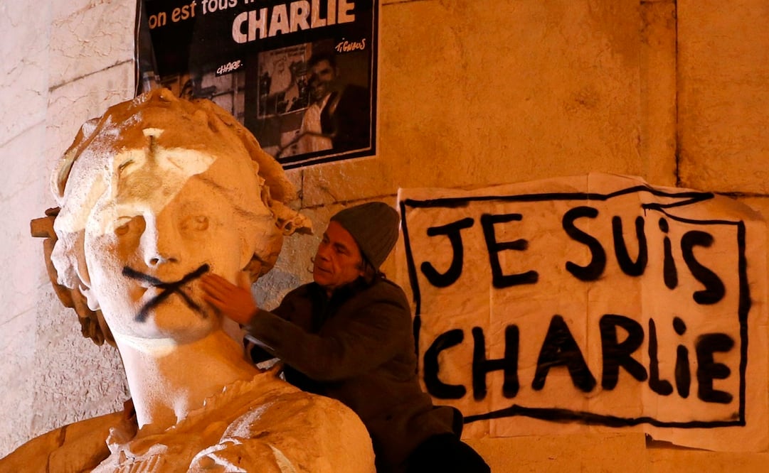 Un hombre coloca tacha los labios de una estatua durante una marcha en solidaridad con la revista satírica francesa Charlie Hebdo, en conmemoración por el atentado que dejó 12 personas muertas. Foto: REUTERS/Charles Platiau 