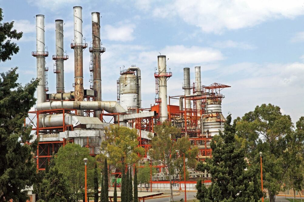 La SFP ubicó irregularidades por 2.5 mdp en la ejecución de contratos de obra en la refinería Miguel Hidalgo, realizadas por una filial de Odebrecht (ARCHIVO EL UNIVERSAL)