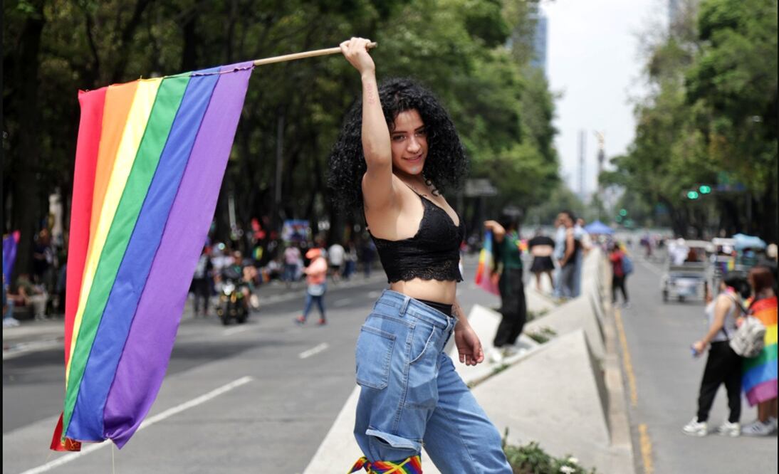 Asistentes a la 47 Marcha del Orgullo LGBT+ 2025 se congregan en las inmediaciones del Ángel de la Independencia de donde partirán al Zócalo de la Ciudad de México, el sábado 28 de junio de 2025. Foto: Carlos Mejía/EL UNIVERSAL