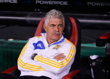 El Tuca se va sin hablar y arrasa con todos