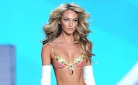 Candice Swanepoel presume la figura perfecta con monokini de serpiente en sesión. Foto: AP