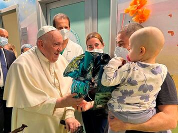 El papa Francisco visita a niños y bautiza a un bebé durante su estancia en el hospital