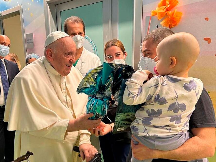 El papa Francisco  lleva huevos de Pascua a los pacientes de la sala de oncología pediátrica, dentro del Hospital Universitario Agostino Gemelli, en Roma. Foto: AP