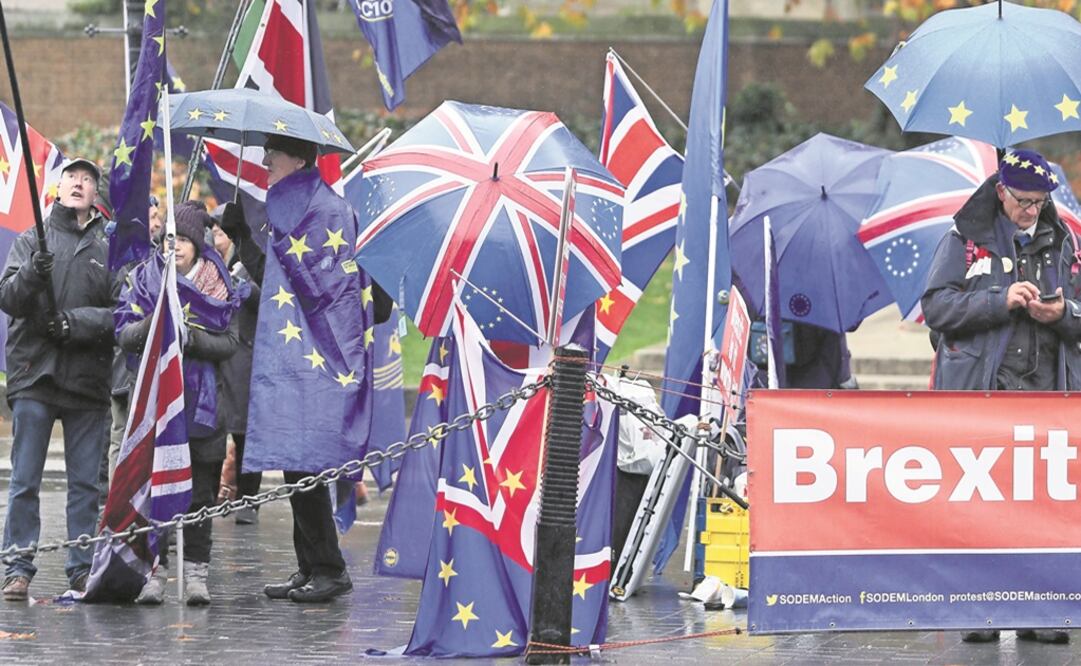 Manifestantes proeuropeos protestaron contra el Brexit ayer frente al edificio del Parlamento en Londres. Foto: DANIEL LEAL-OLIVAS. AFP