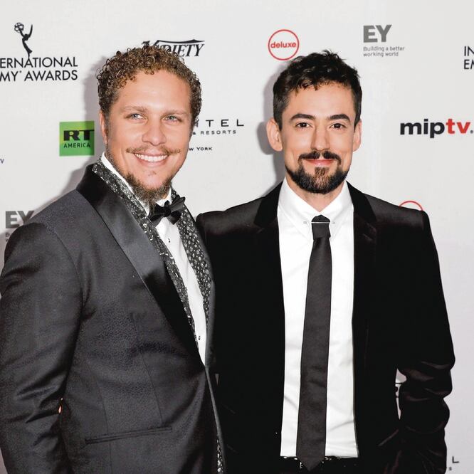 Gary Alazraki y Luis Gerardo Méndez, productor y protagonista de la serie Club de Cuervos acudieron a la ceremonia. FOTO: AGENCIAS